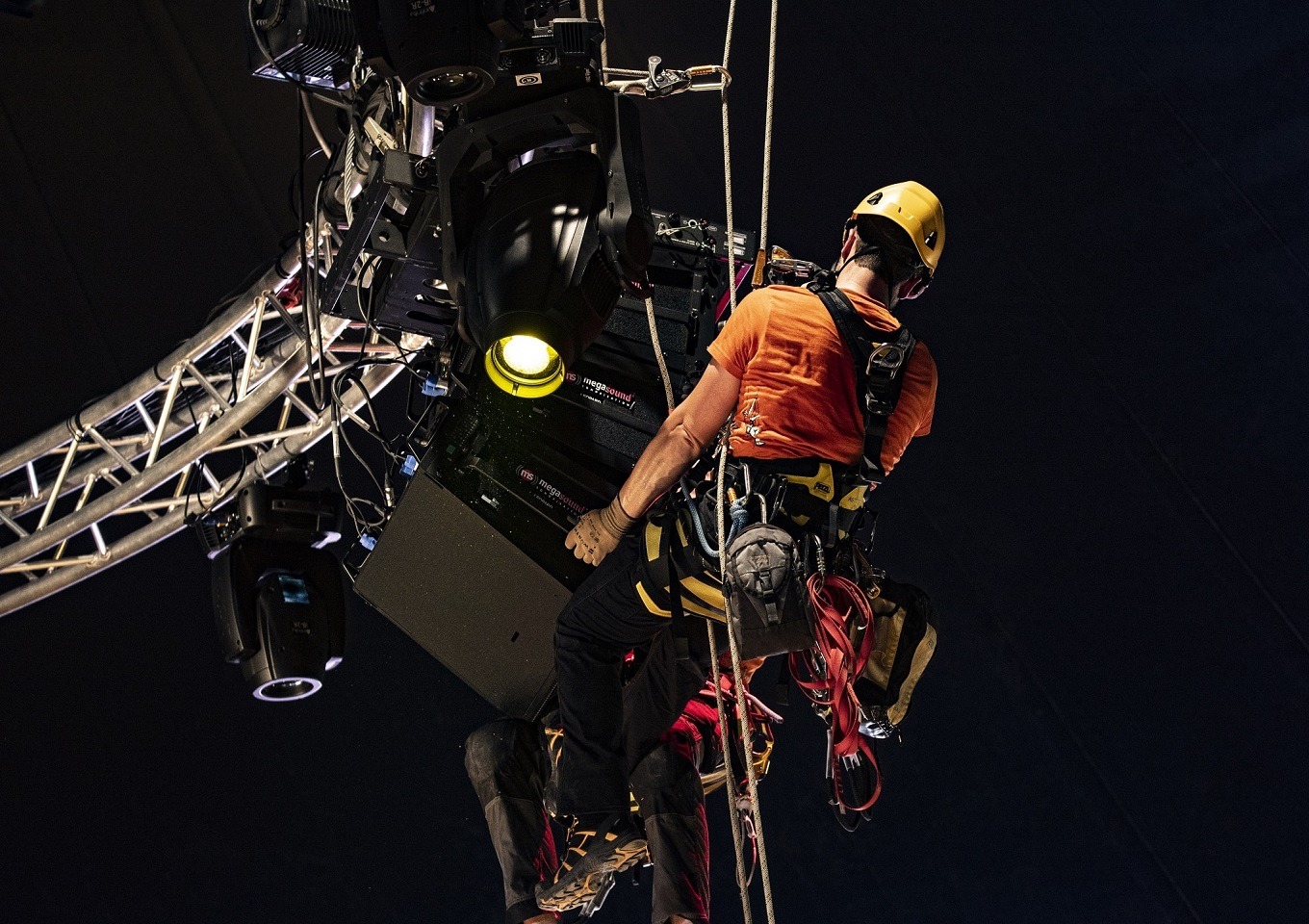 Travaux acrobatiques sur cordes